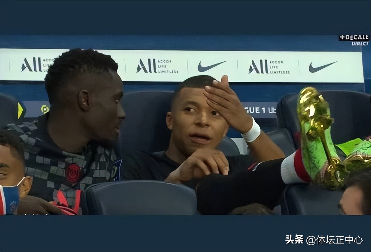 姆巴佩有资格当法国队队长,姆巴佩当选法国队队长与德尚握手
