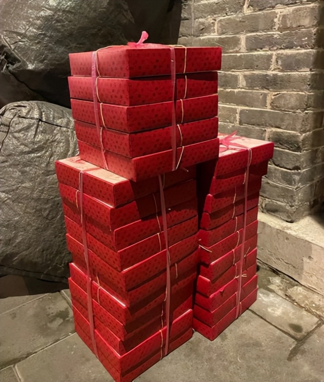 黄牛倒卖网红食品面包竟加价百元,黄牛倒卖网红面包价格翻4倍