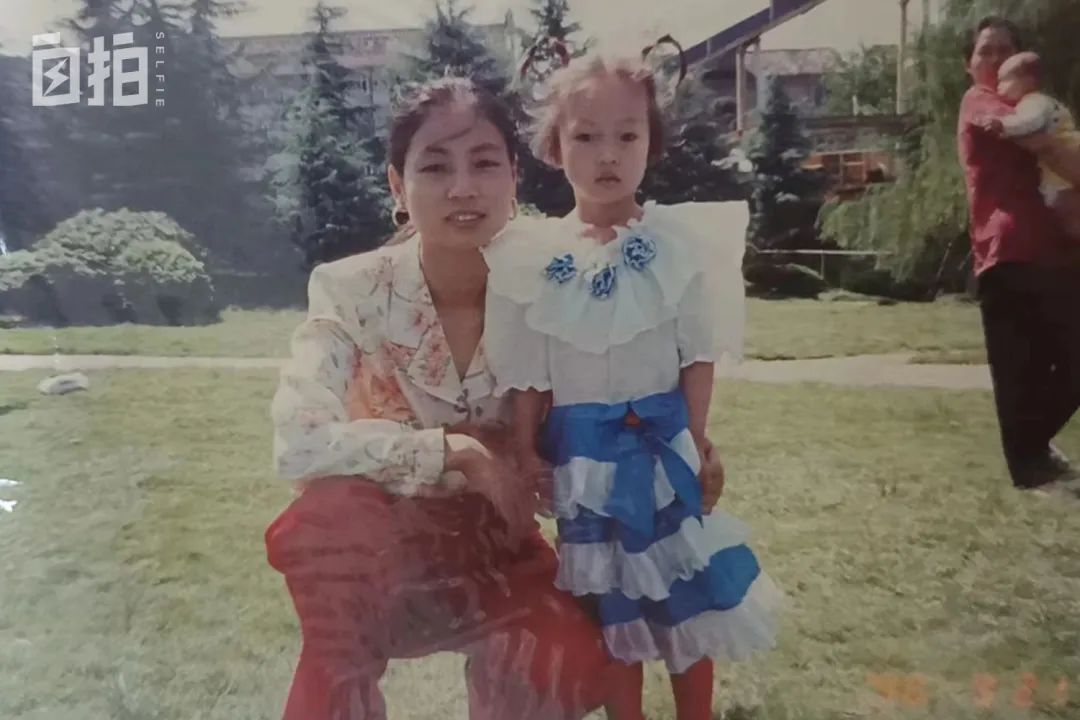 罕见病女孩独自坚持走400米回家,独自走路400米