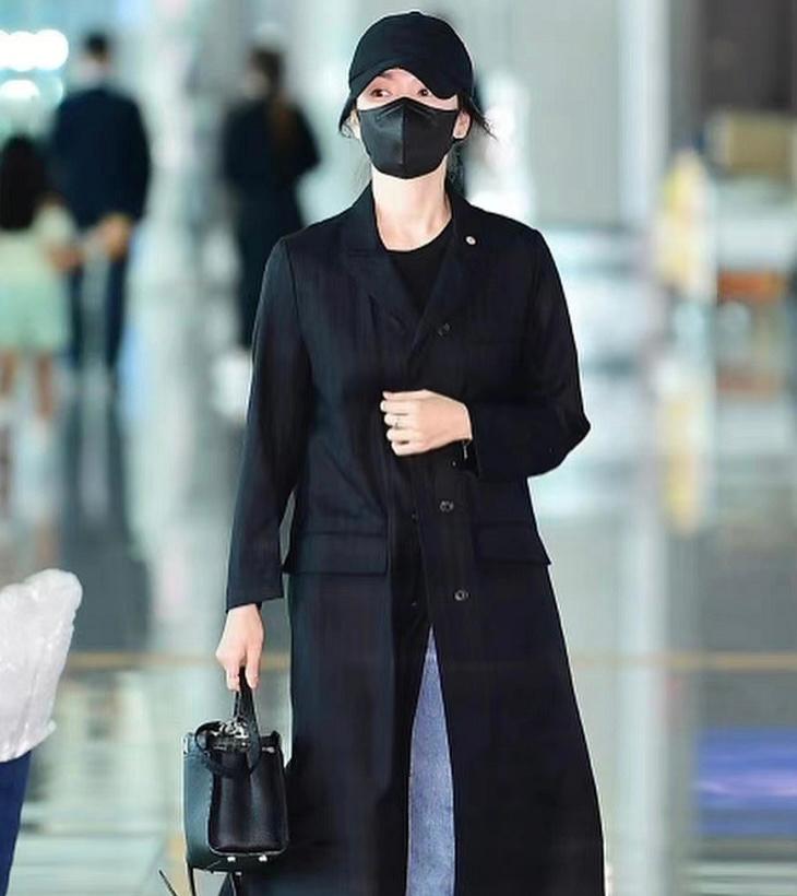 近期宋慧乔穿出不一样的美,宋慧乔穿搭日常短黑裙