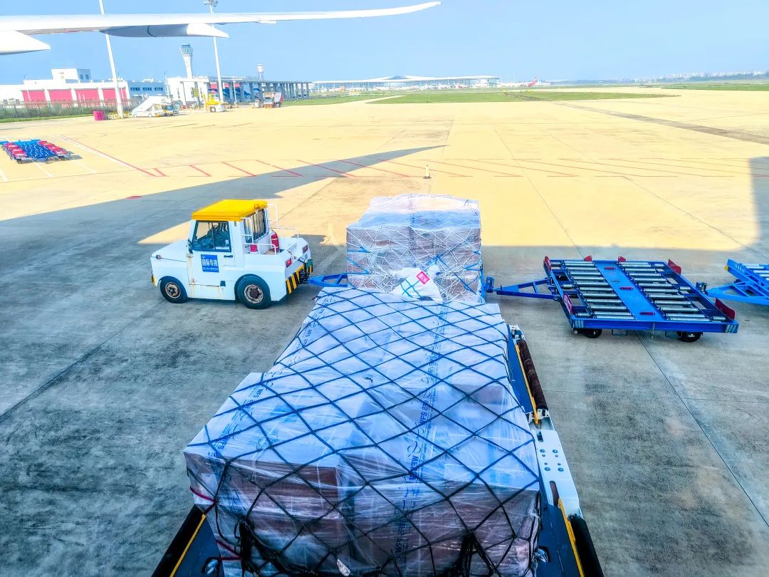 巴黎航线首航,巴黎航线免税品运抵海口