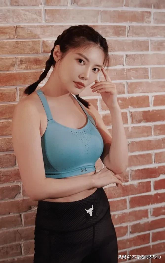 她身材高挑,她身材苗条