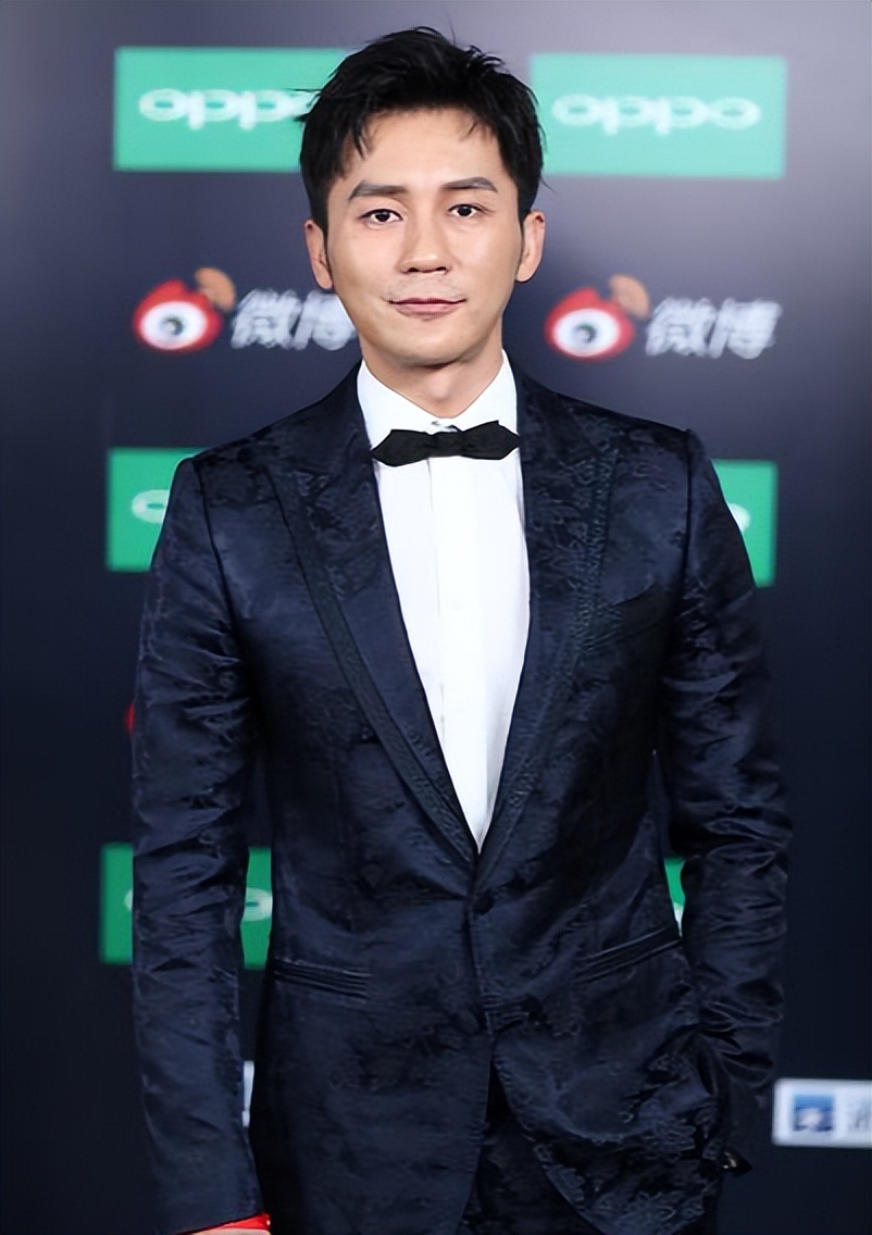 吴宣仪关晓彤玫红色礼服,关晓彤吴宣仪穿衣