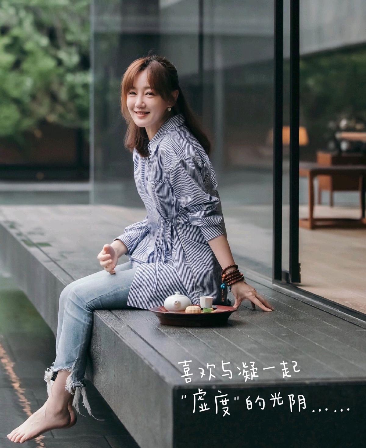 春款时髦牛仔裤怎么搭配,秋冬款彩色牛仔裤搭配