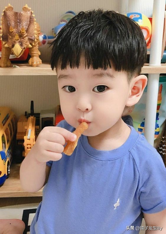 最酷的小男孩发型实图长发,简单好看的小男孩发型设计图