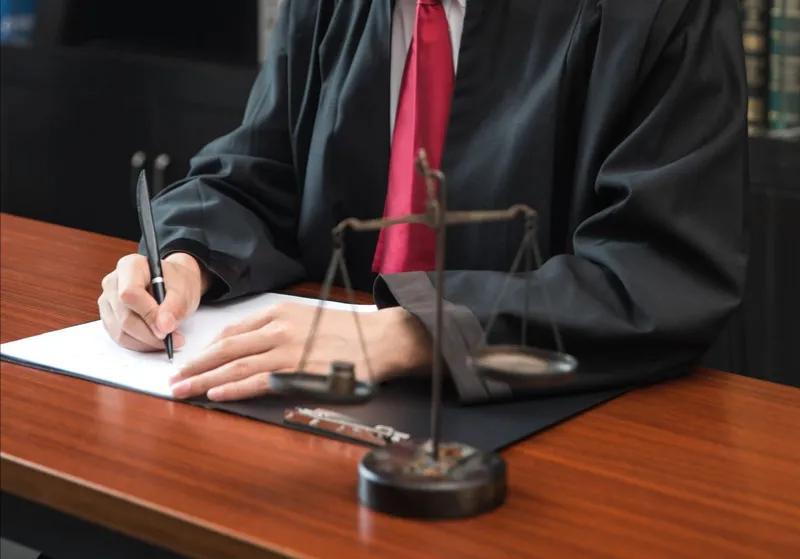 别人殴打你，2种情况，可任意还手，不负法律责任