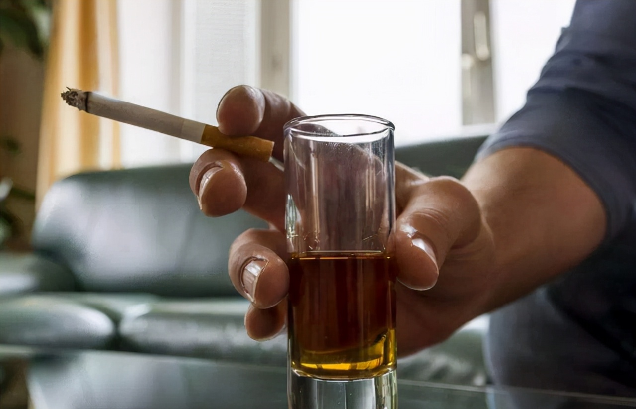 男子饮酒后晕倒医生无力回天,男子喝酒腹痛急诊