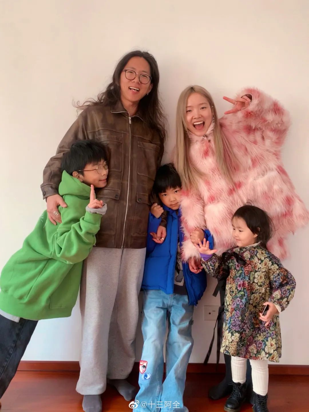 90后夫妻生4胞胎小伙卖房凑50万,90后夫妻卖500万房到内蒙古当农民