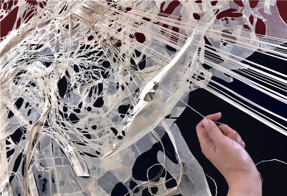 日本妹子把白纸刻成玻璃杯，连水珠都能看见，裸眼3D还能这么玩？