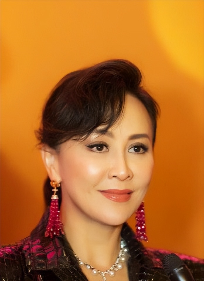 刘嘉玲被绑三小时，患上严重“特殊癖好”，难怪梁朝伟和她分居