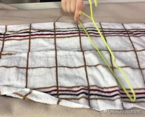 羊绒大衣上的顽固油渍怎么处理,羊毛大衣污渍油渍如何自己清洗