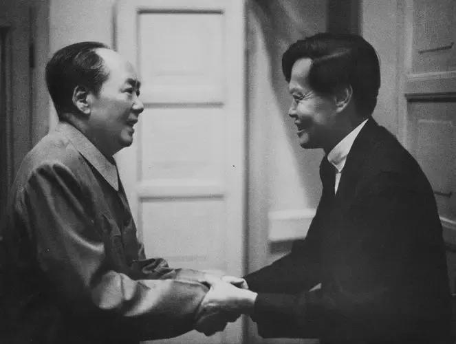 杨振宁今年100岁翁帆多少岁,翁帆不嫌弃杨振宁老年味吗