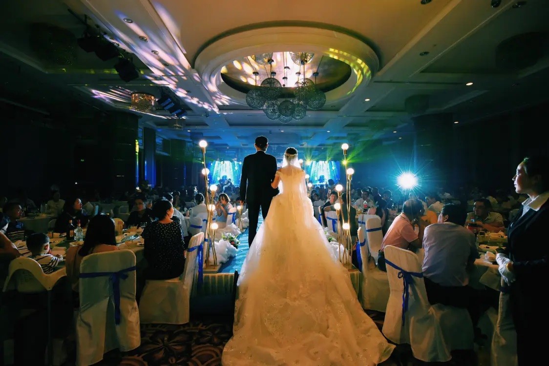 太悲催！广西一女老板欲再婚，被弟妹算计财产成通缉犯，后怎样