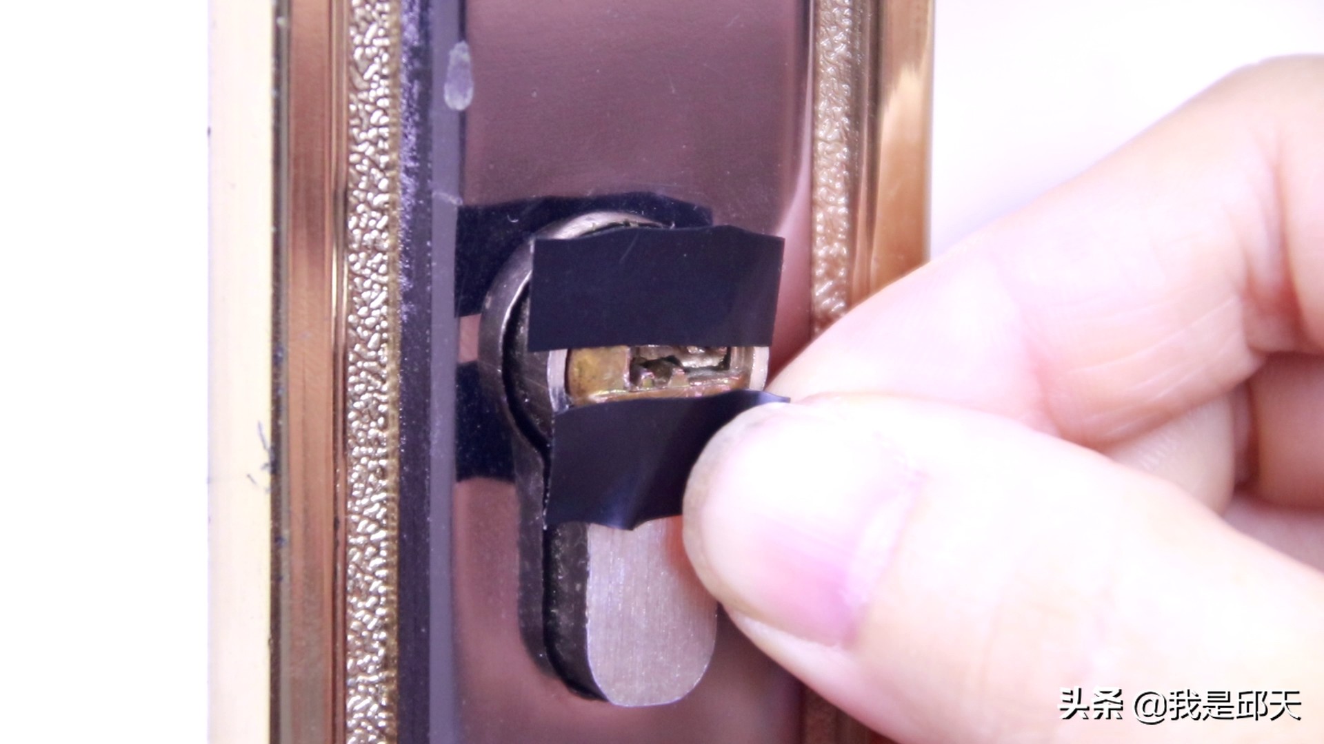 家里钥匙断了怎么取出来,家里的钥匙断在锁芯里怎么取出来