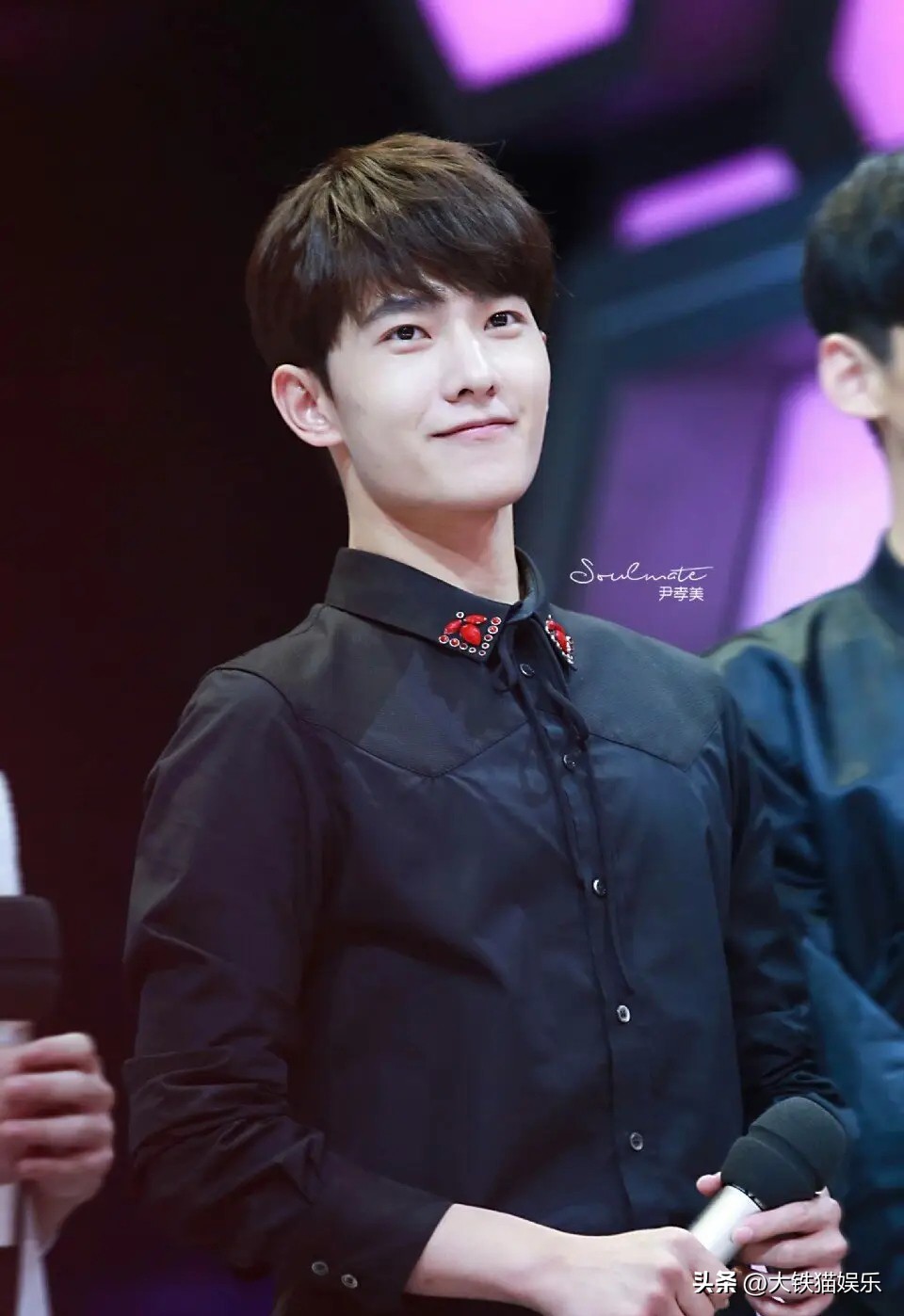 穿黑衣服的帅哥明星,10大穿白衬衫最好看的男明星