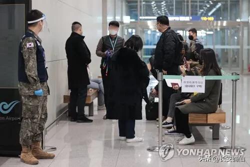 看到中国游客团今出境后韩国日本官方差距悬殊一个动口一个已动手