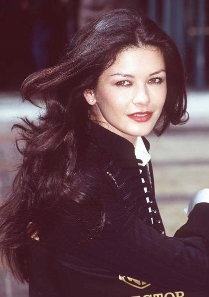 泽塔琼斯结婚照片,泽塔琼斯晒儿女合影