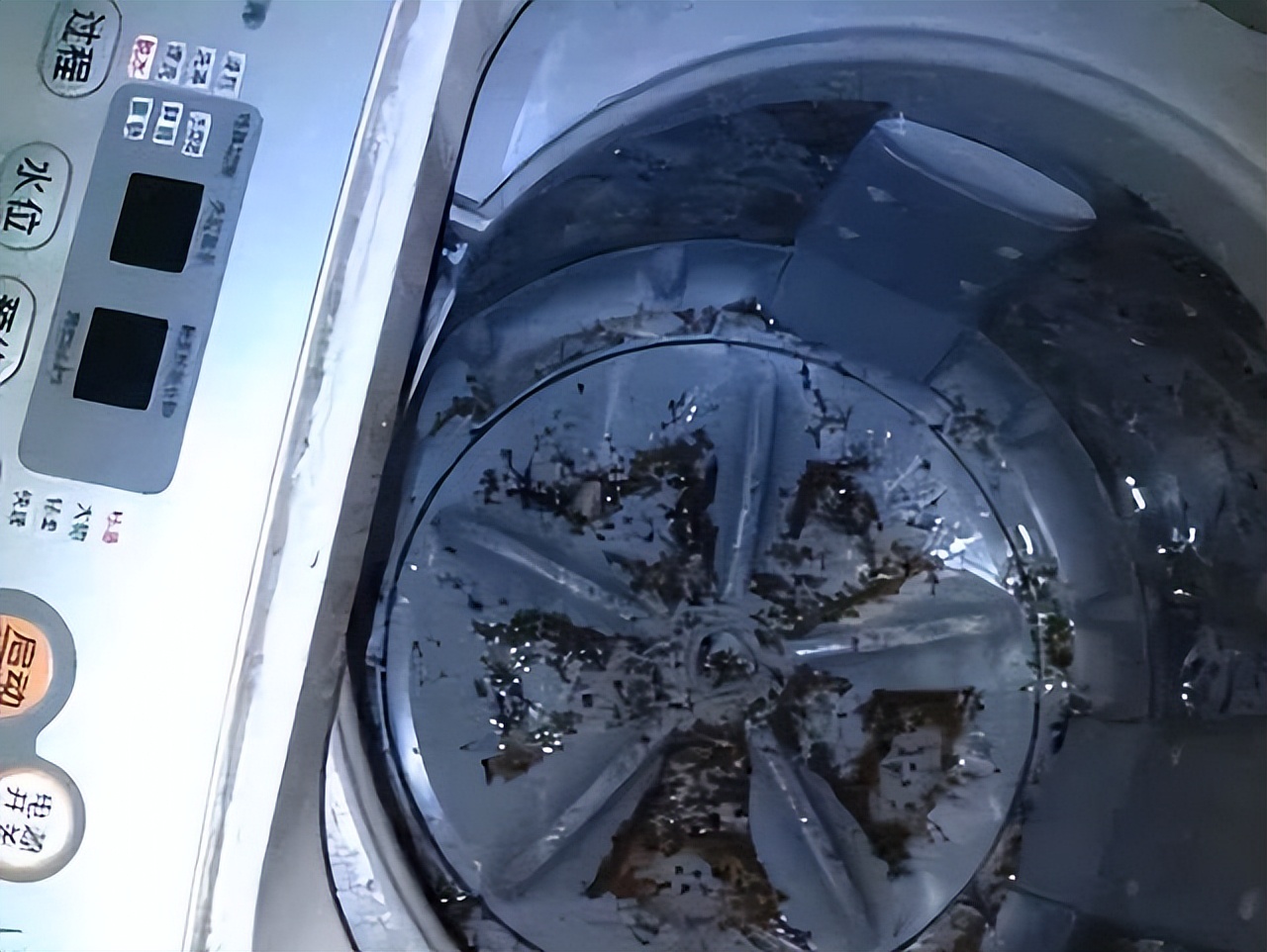 洗衣机洗好的衣服都有毛毛怎么办,洗完的衣服有很多小毛毛怎么去除