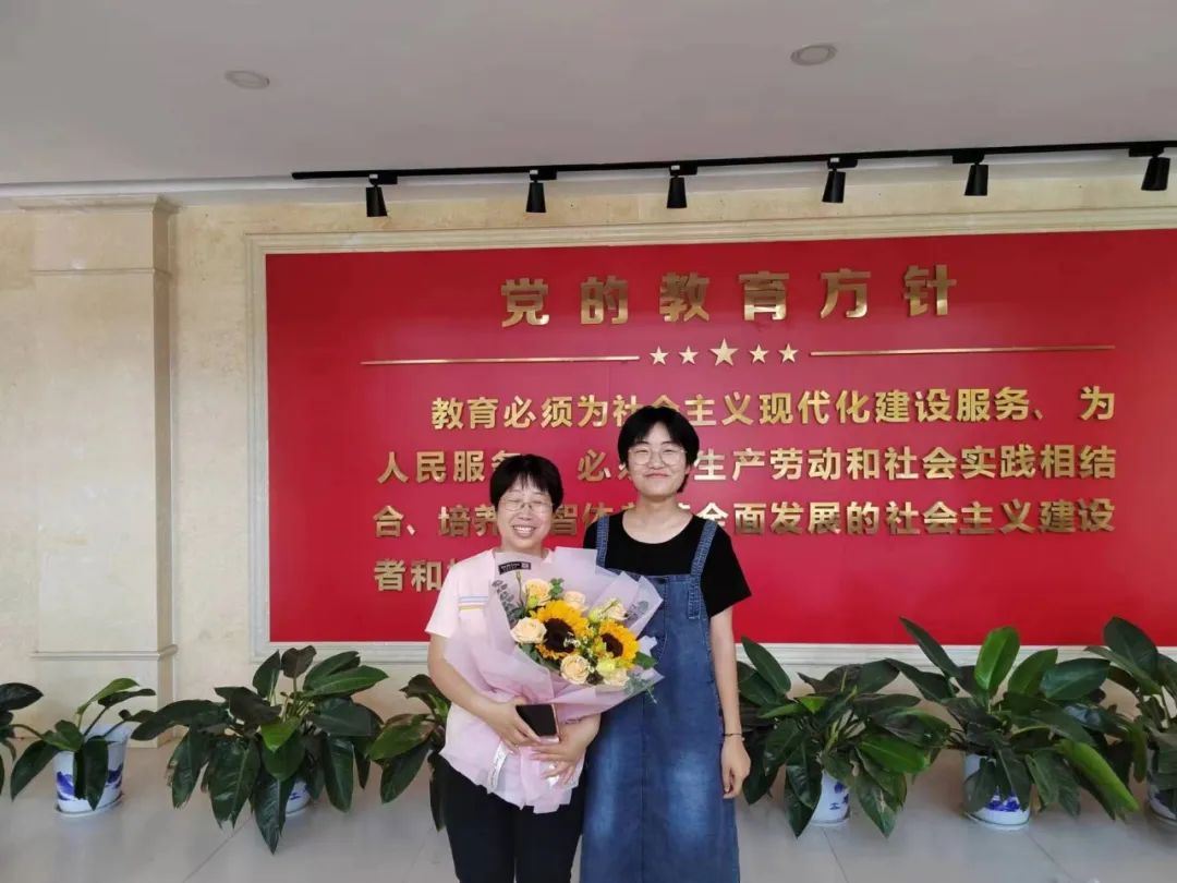 肥乡三中毕业季锦旗敬恩师——今日三中数名毕业学子送锦旗谢师恩