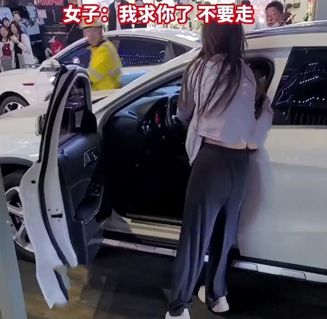 情侣当街闹分手男生不放手,情侣街头闹分手