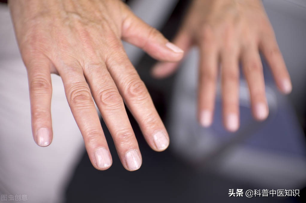 夏天空调房待久了膝盖疼,夏天长期呆在空调房里如何解决