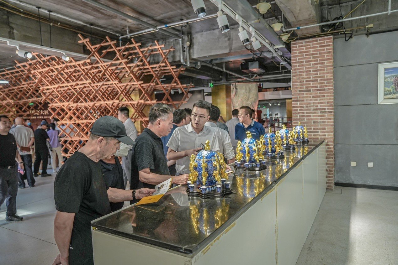 千年重器创新复原，盛世九龙樽新品首发：万茗堂再出“新王牌”