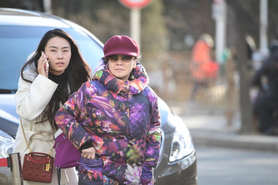 李谷一不化妆图片,李谷一摘掉假发相片图文