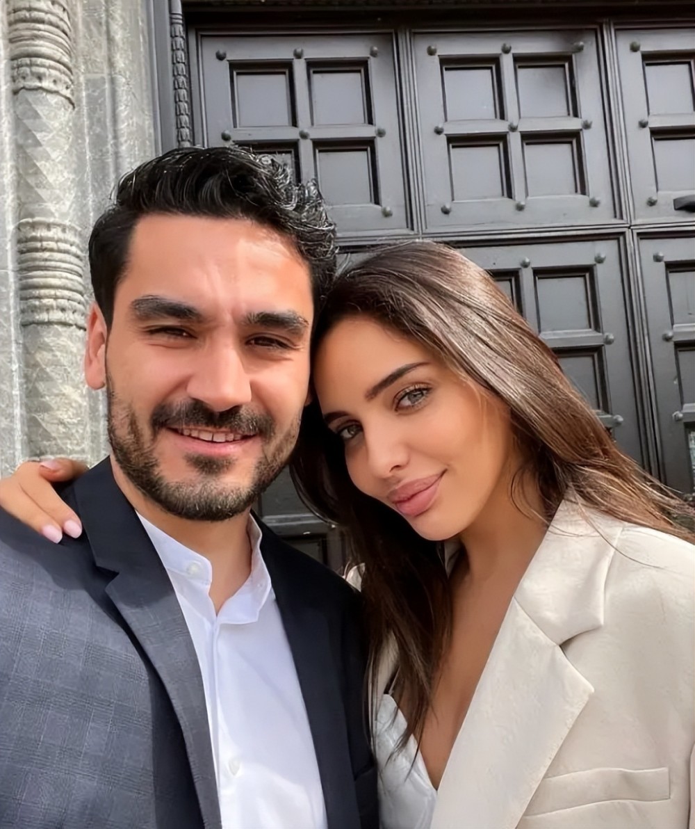 德国队是懂“美人计”的，破例让太太团入住安慰球员，但又没全懂