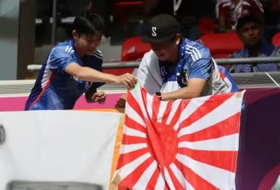 世界杯日本庆祝名场面,世界杯现场出现旭日国旗