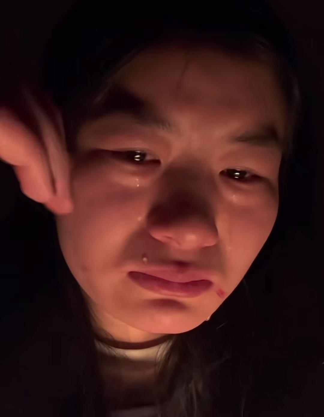 23岁女子因戴弟弟帽子被妈妈打,23岁女孩戴弟弟帽子被妈妈殴打