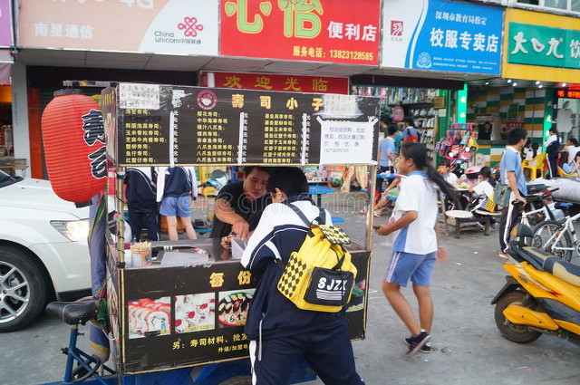 24岁小伙卖烧烤年赚4亿,95后烧烤小伙年收入20万