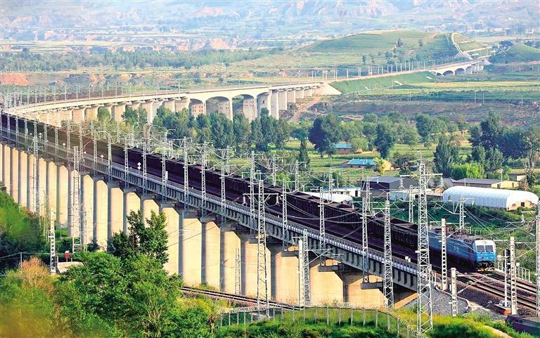 一条铁路承载着多年的辉煌,重载过江铁路