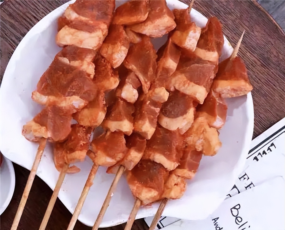 市场上的假羊肉串是用什么冒充的,老鼠冒充羊肉串