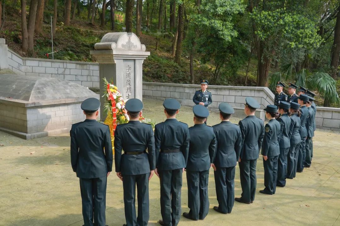 解放军清明缅怀红军先烈活动,清明祭奠革命先烈解放军鸣枪