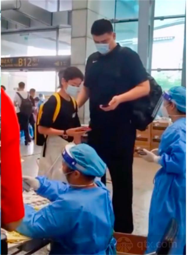 姚明和妻子叶莉近照 (姚明老婆叶莉个人资料简介)