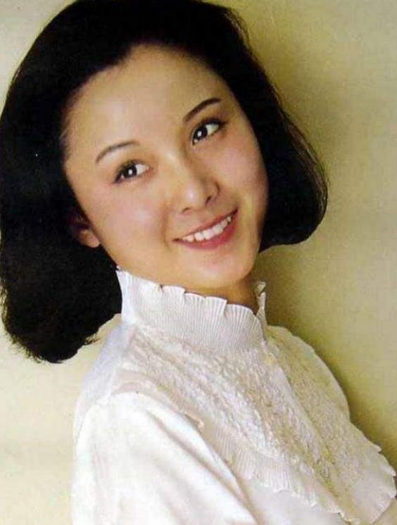 她曾是大明星，丈夫诈骗5700万，她替夫还债9年，卖房救夫