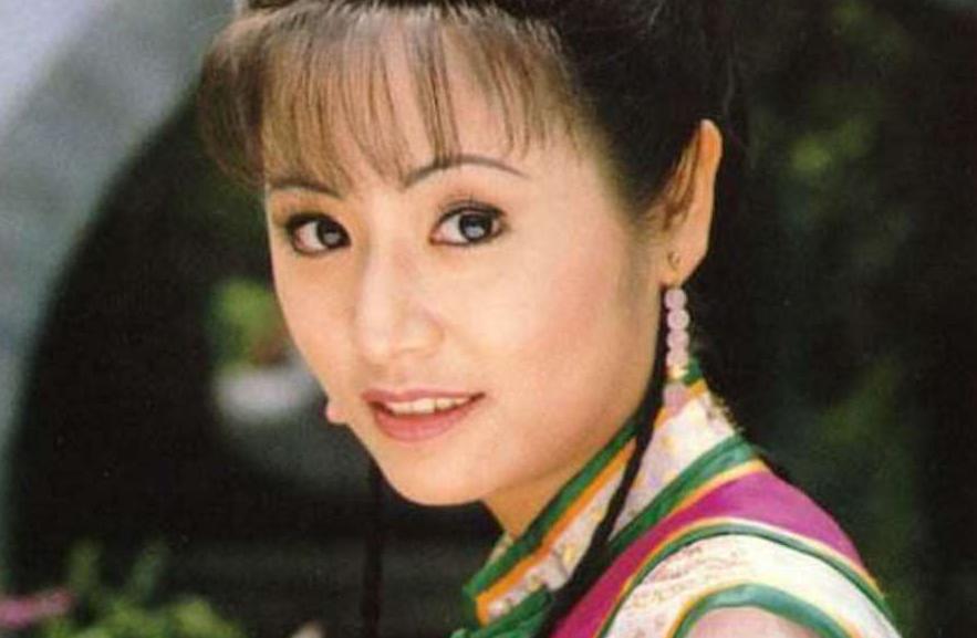 给小燕子取名还珠格格,还珠格格小燕子和紫薇结为姐妹