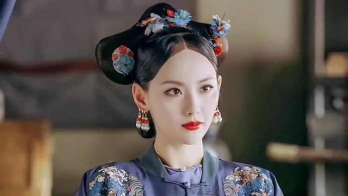 当街小便、踢路人、脚踩高铁桌子，这些明星的素质，一个比一个低