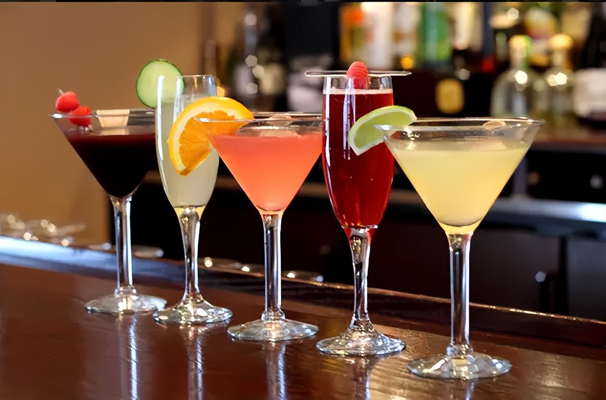 中国白酒和伏特加的区别在哪,伏特加与中国白酒哪个更难入口