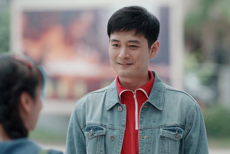 用假发遮住额头就是少男？37岁唐曾演大学生，满脸褶子太辣目