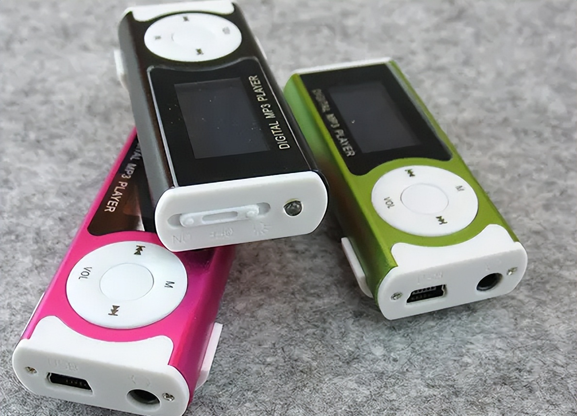 男子被收养多年的狗咬到忍痛遗弃,男子收养100多只被人贩子抓走的狗