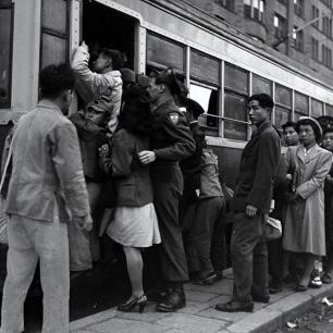 晚清老照片乞丐全身绑满破布取暖,晚清老照片戴枷示众