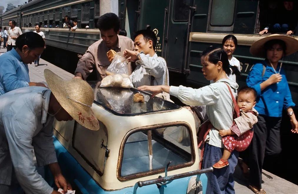 侵华日军残酷*行暴**，女子为活命脱下衣服让日本人拍摄，*辱侮**至死