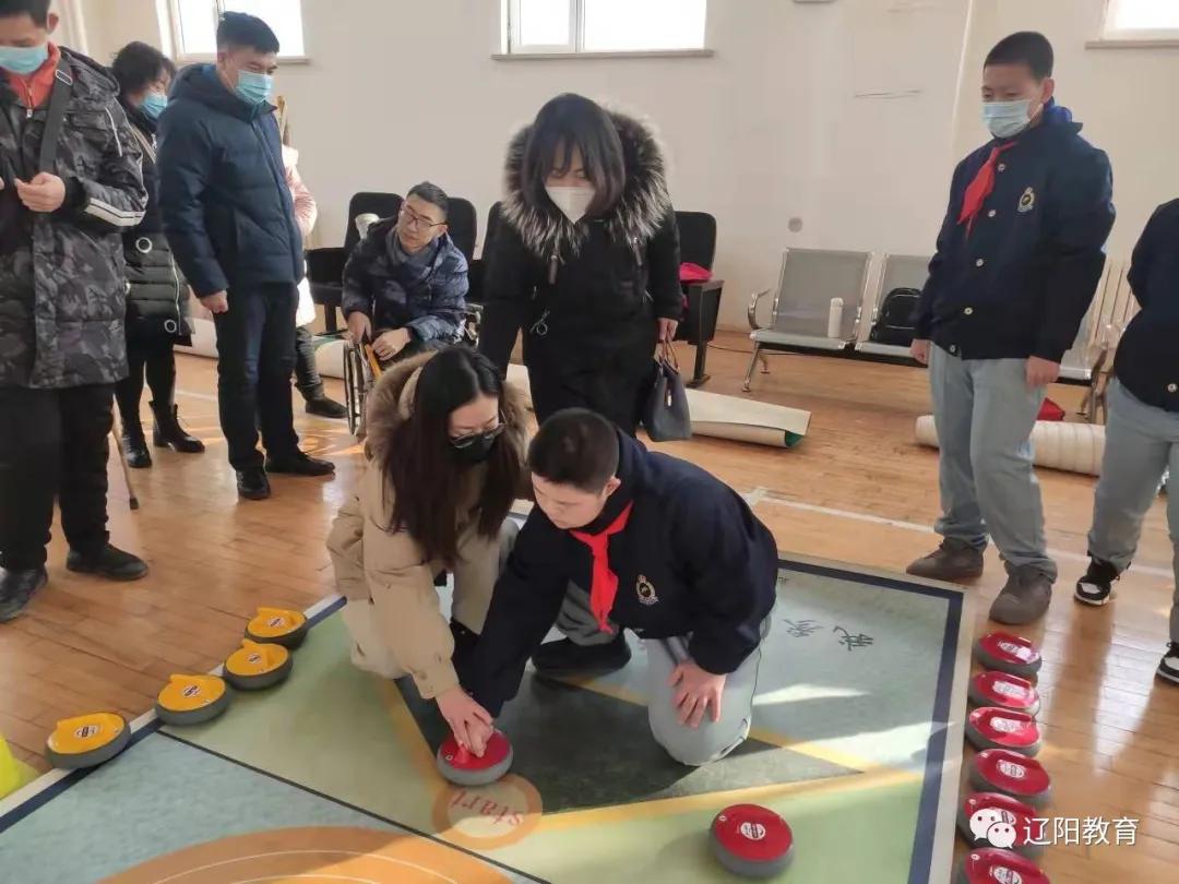 逐梦残疾人冰雪运动携手共享出彩人生——白塔区启智学校运动健儿与冰壶运动的初接触