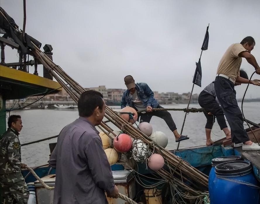 渔民出海一年赚多少钱,农村渔民出海捕鱼