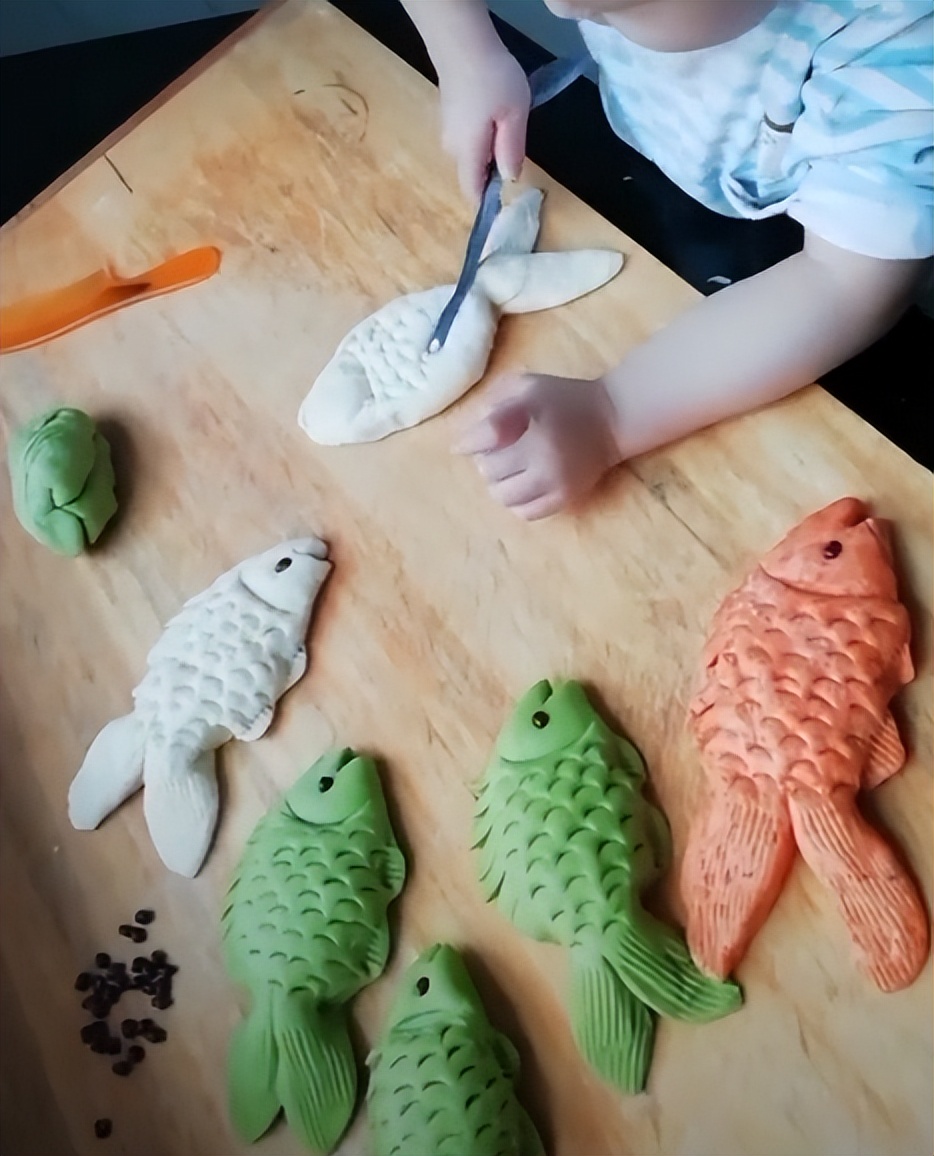 有趣3岁小男孩痴迷做花式面点,花式包子儿童