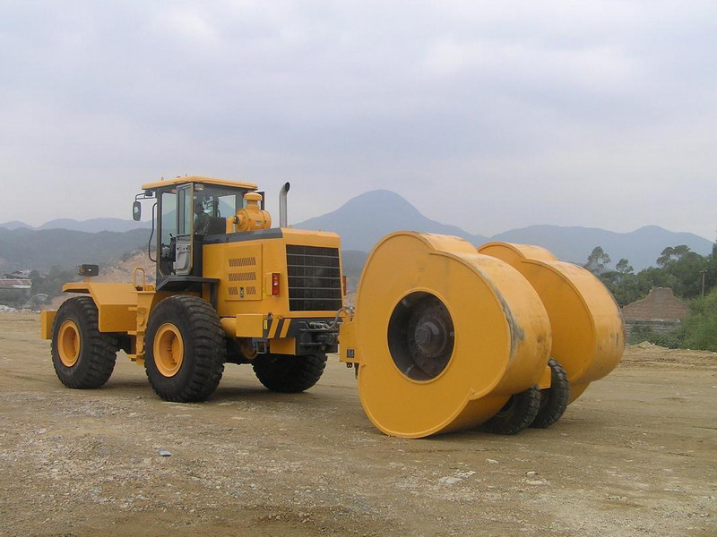 冲击碾压施工中冲击波的传递行程，三角碾的压实遍数