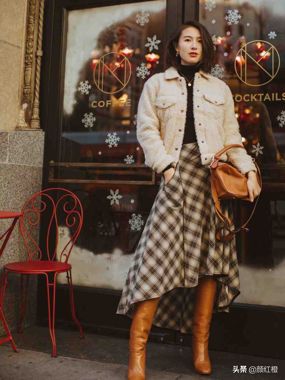 又火了一种穿法叫“羊毛羔外套+半身裙”，洋气精致还保暖，太美