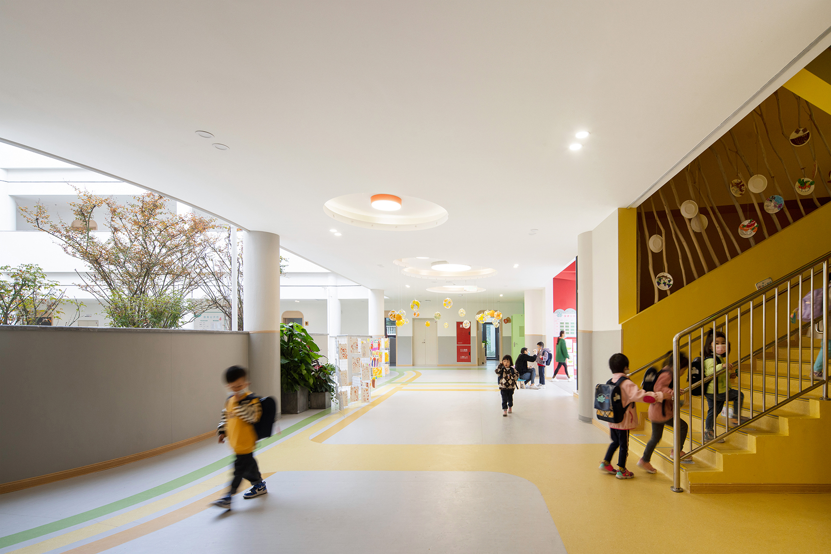 地胶幼儿园安装,户外幼儿园软地胶铺设