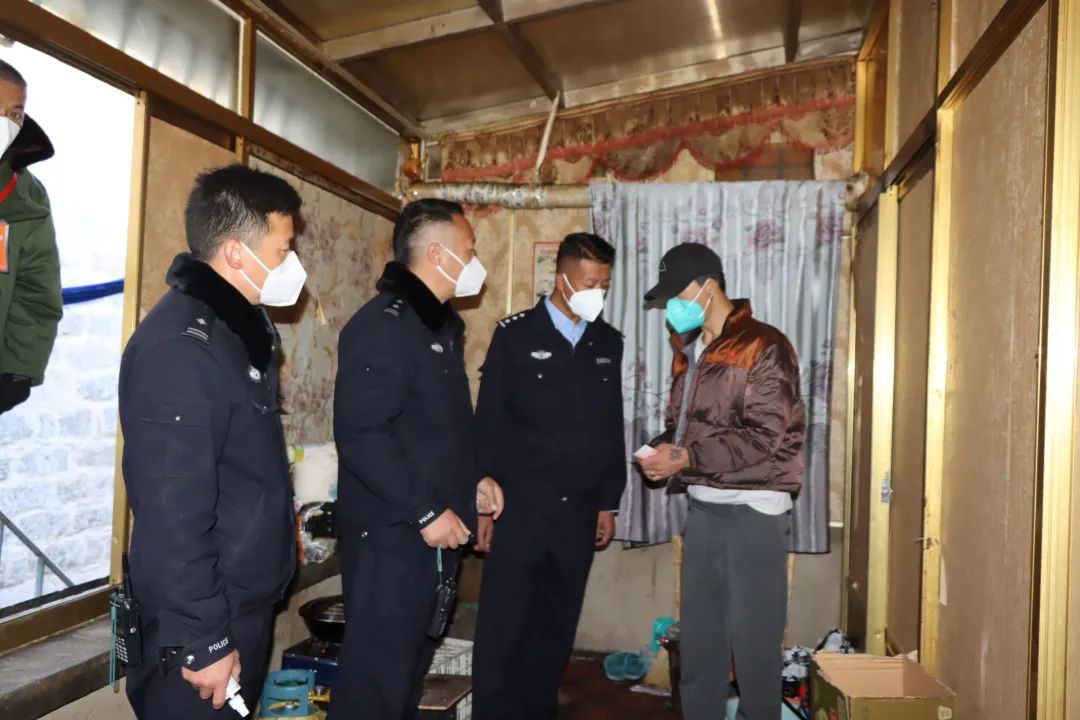 小昭寺派出所坚持和发扬新时代“枫桥经验”“东莱精神”学思践用*党**的二十大精神走访慰问辖区困难群众